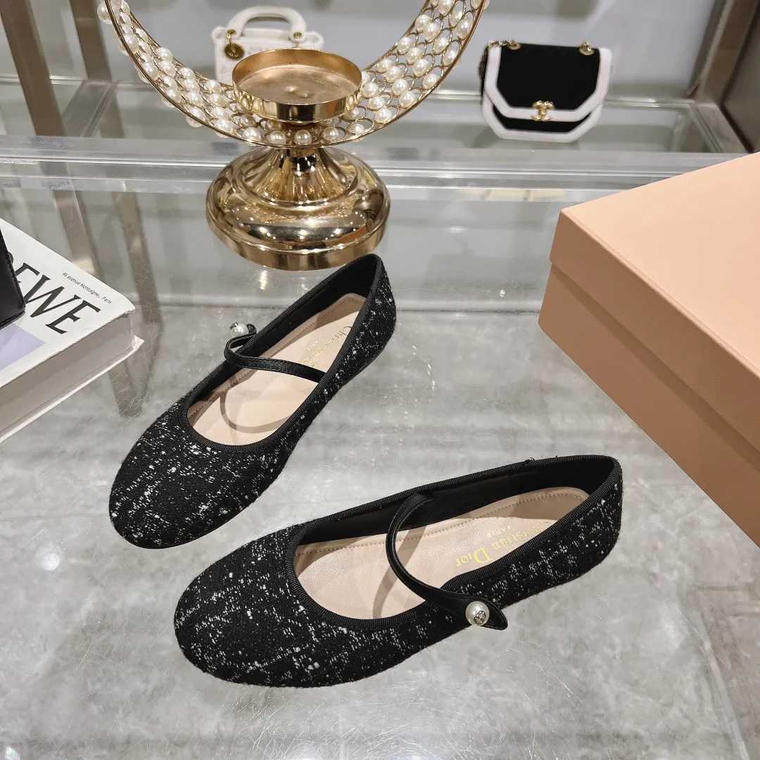 👟👟Ex-factory price 520👟👟 "Exclusive top version" Dior*Dior ✅2024vs spring and summer new series... [Round toe single shoes with small pearls] Original purchase and development! The last details of this shoe are perfectly restored 💐 The upper is made of special material and the inner padding is made of delicate lambskin. You can see the quality by looking at the details in real photos. It is a versatile style for little ladies and a lady. It is a stunning shoe at first glance... I love it. The genuine leather outsole imported from Italy has a five-pointed star logo! 35-39 (34.40 customization is non-refundable) Packaging: Original full set of packaging ☀The color official website is updated simultaneously